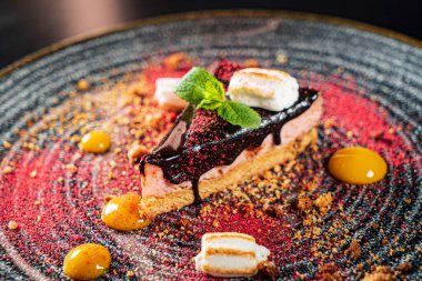 Çilekli vejetaryen pastası.