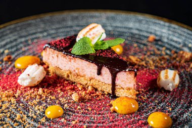 Çilekli vejetaryen pastası.