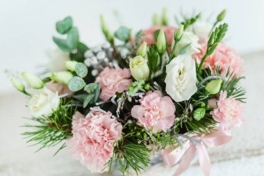 Sepette çiçekler var.