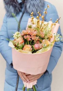 Ellerinde güzel bir buket