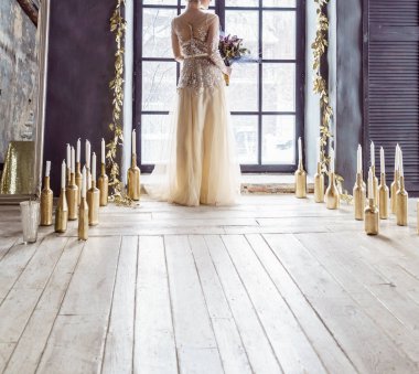 Stüdyoda poz veren güzel gelin.