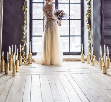 Stüdyoda poz veren güzel gelin.