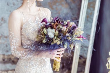 Çiçekli güzel bir gelin.