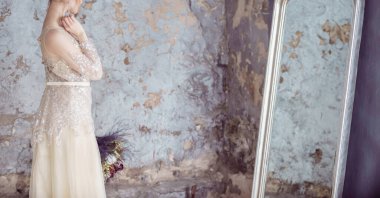 Stüdyoda poz veren güzel gelin.