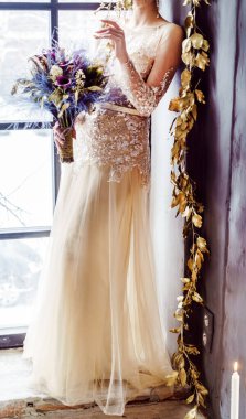 Stüdyoda poz veren güzel gelin.