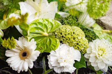 Ellerinde güzel bir buket