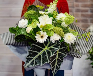 Ellerinde güzel bir buket