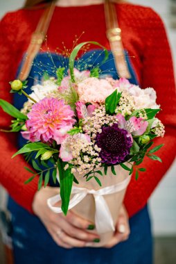 Ellerinde güzel bir buket