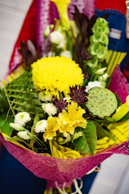 Ellerinde güzel bir buket