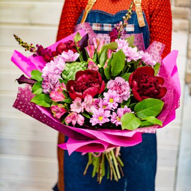 Ellerinde güzel bir buket