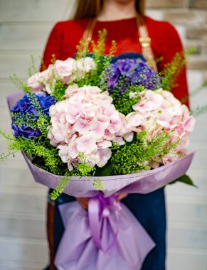 Ellerinde güzel bir buket