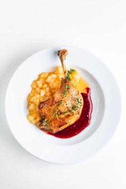  Kızılcık soslu ördek confit