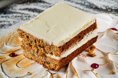 Krem peynirli ve fındıklı havuçlu kek.