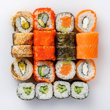 Beyaz arka planda suşi seti