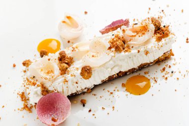 Mangolu Fransız pastası ve beyaz çikolata.