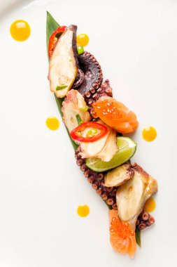 Beyaz tabakta deniz mahsulleri.