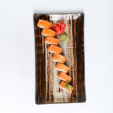 Suşi tabağa kondu.