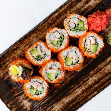 Suşi tabağa kondu.