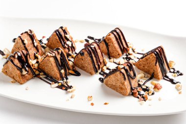 Beyaz arka planda vejetaryen tatlısı