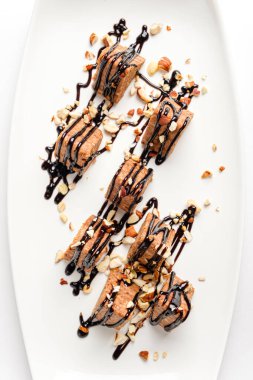 Beyaz arka planda vejetaryen tatlısı