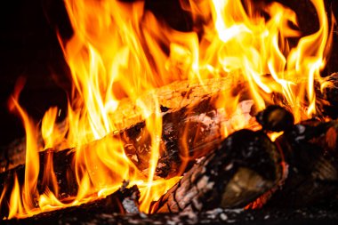 Gece ateş çukurunda parlayan közler