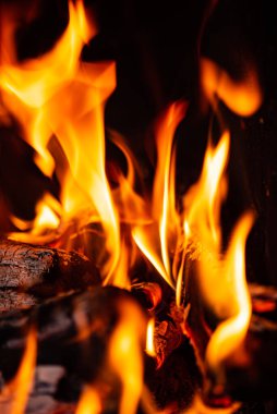 Gece ateş çukurunda parlayan közler