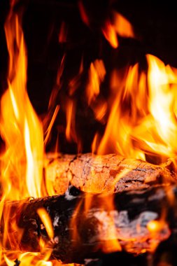 Gece ateş çukurunda parlayan közler