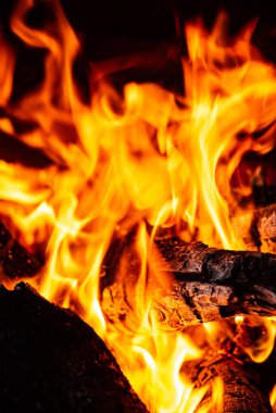 Gece ateş çukurunda parlayan közler