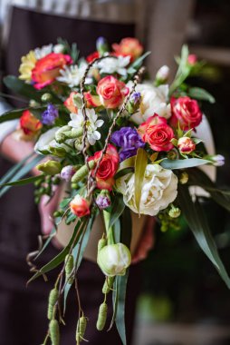 Ellerinde güzel bir buket