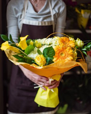Ellerinde güzel bir buket