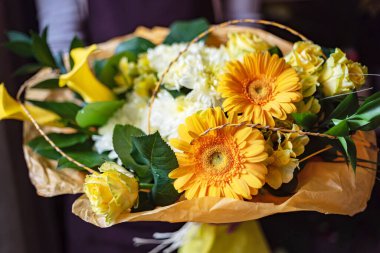 Ellerinde güzel bir buket