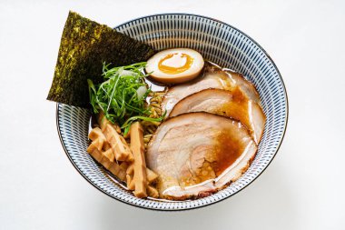 Domuz etli soya soslu ramen.