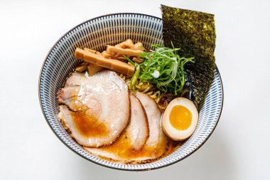 Domuz etli soya soslu ramen.