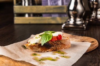 Geleneksel İtalyan bruschetta, vişneli domates, krem peynir, fesleğen yaprağı.