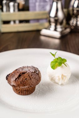 Dondurma ile çikolatalı kek