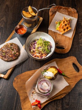 Restoranda akşam yemeği.