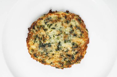 Patatesli krep beyaz tabakta