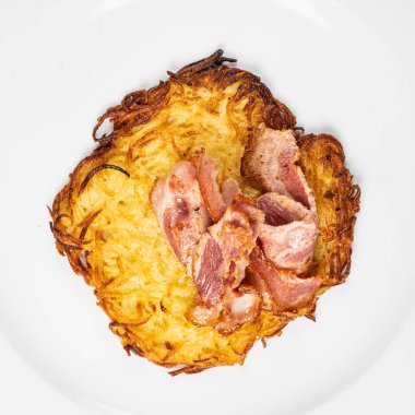 Patatesli krep beyaz tabakta