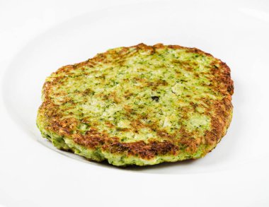 Patatesli krep beyaz tabakta