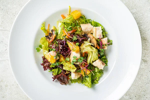 Tavuk ve sebzeli taze salata.