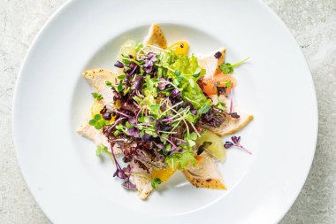 Tavuk ve sebzeli taze salata.