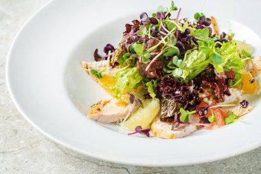 Tavuk ve sebzeli taze salata.