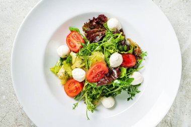 Mozarella ve sebzeli taze salata.