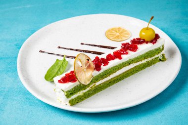 Yeşil çay pasta sosu ile