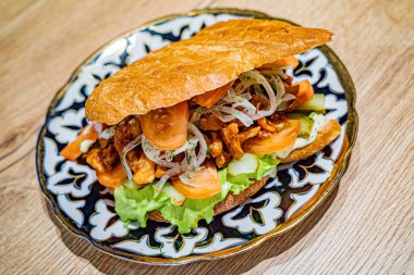 Et ve sebzeli lezzetli sandviç.