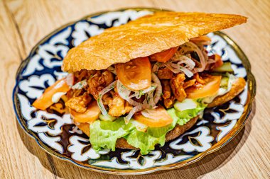 Et ve sebzeli lezzetli sandviç.