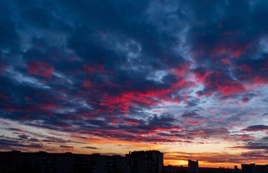  Gün batımında bina silueti