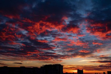  Gün batımında bina silueti