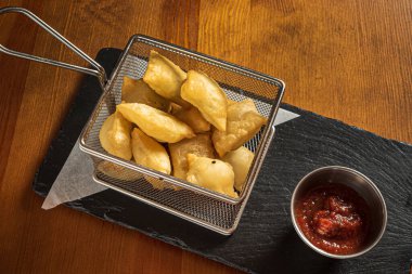 Joshpara Orta Asya, Kafkasya ve Orta Doğu 'da popüler bir hamur tatlısı türüdür.