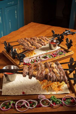 Sosisli ve sebzeli kuzu kebabı.